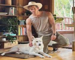 The star also has a furry friend in his home.